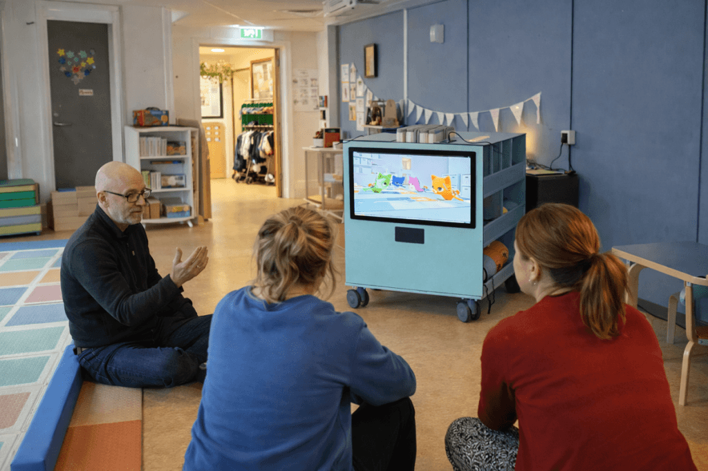 Pedagog och barn i ett filmlett rörelsepass