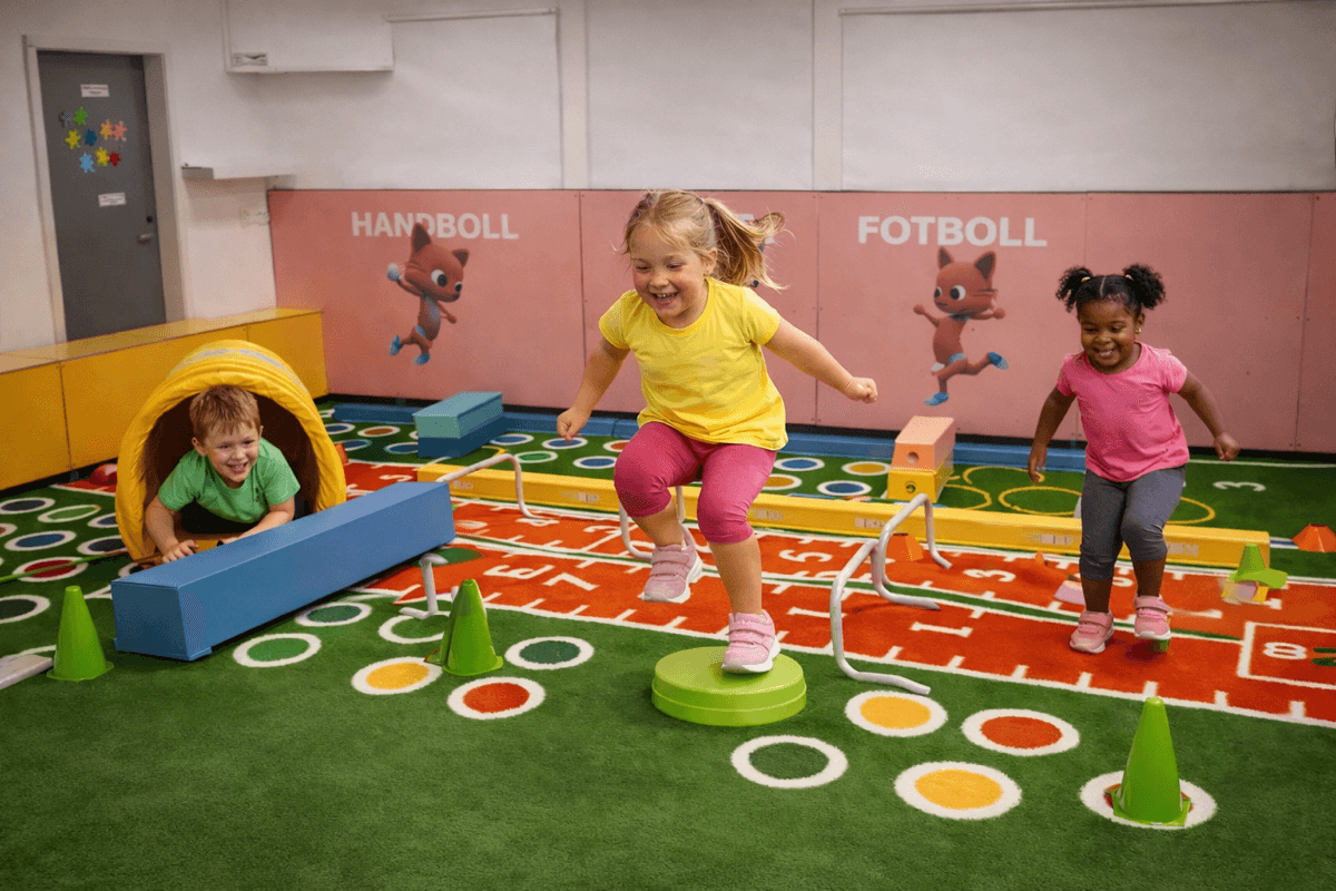 Children moving on the Aktivitetskonceptet floor system in the unit itself